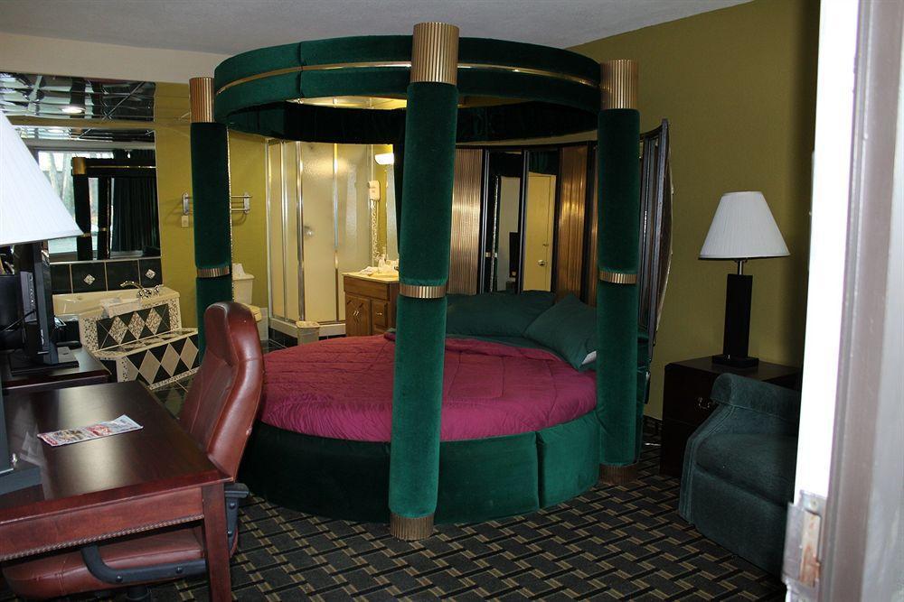 Red Roof Inn & Suites Greenwood, Sc Exterior photo