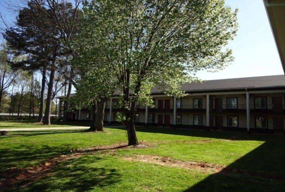 Red Roof Inn & Suites Greenwood, Sc Exterior photo